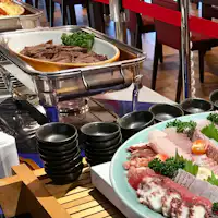 일식 및 양식 뷔페 요리, 사시미, 스테이크 등