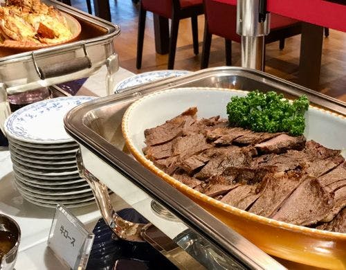 和洋ビュッフェ料理・牛ロースステーキ　他