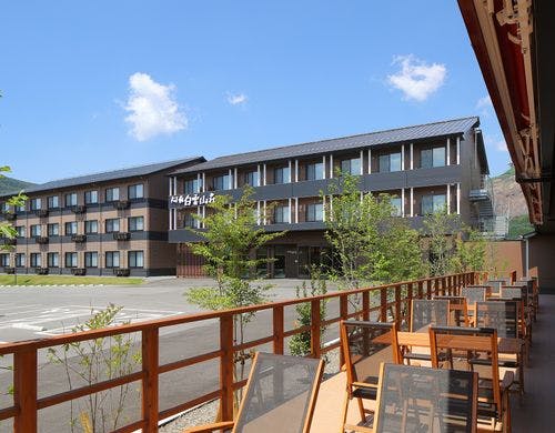 レストランテラス席と本館