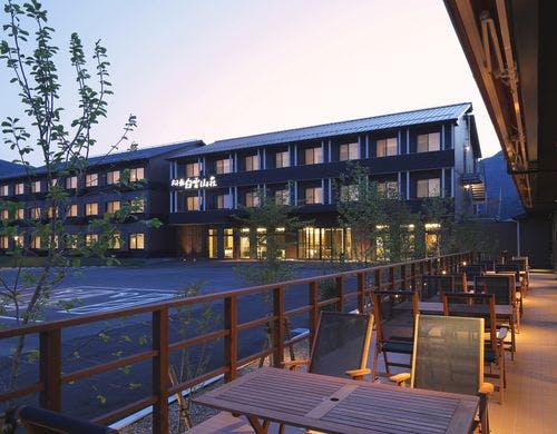 レストランテラス席と本館（夕景）