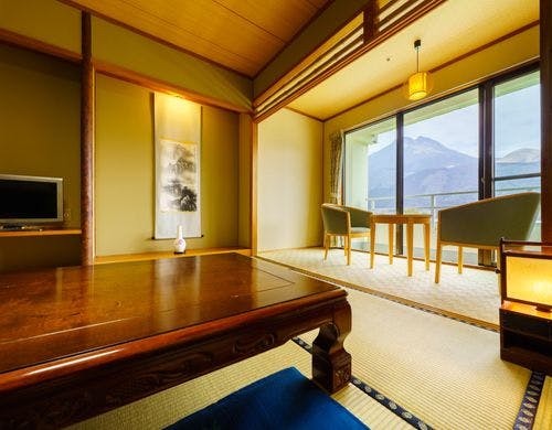 和室（禁煙）由布岳側　10畳＋広縁