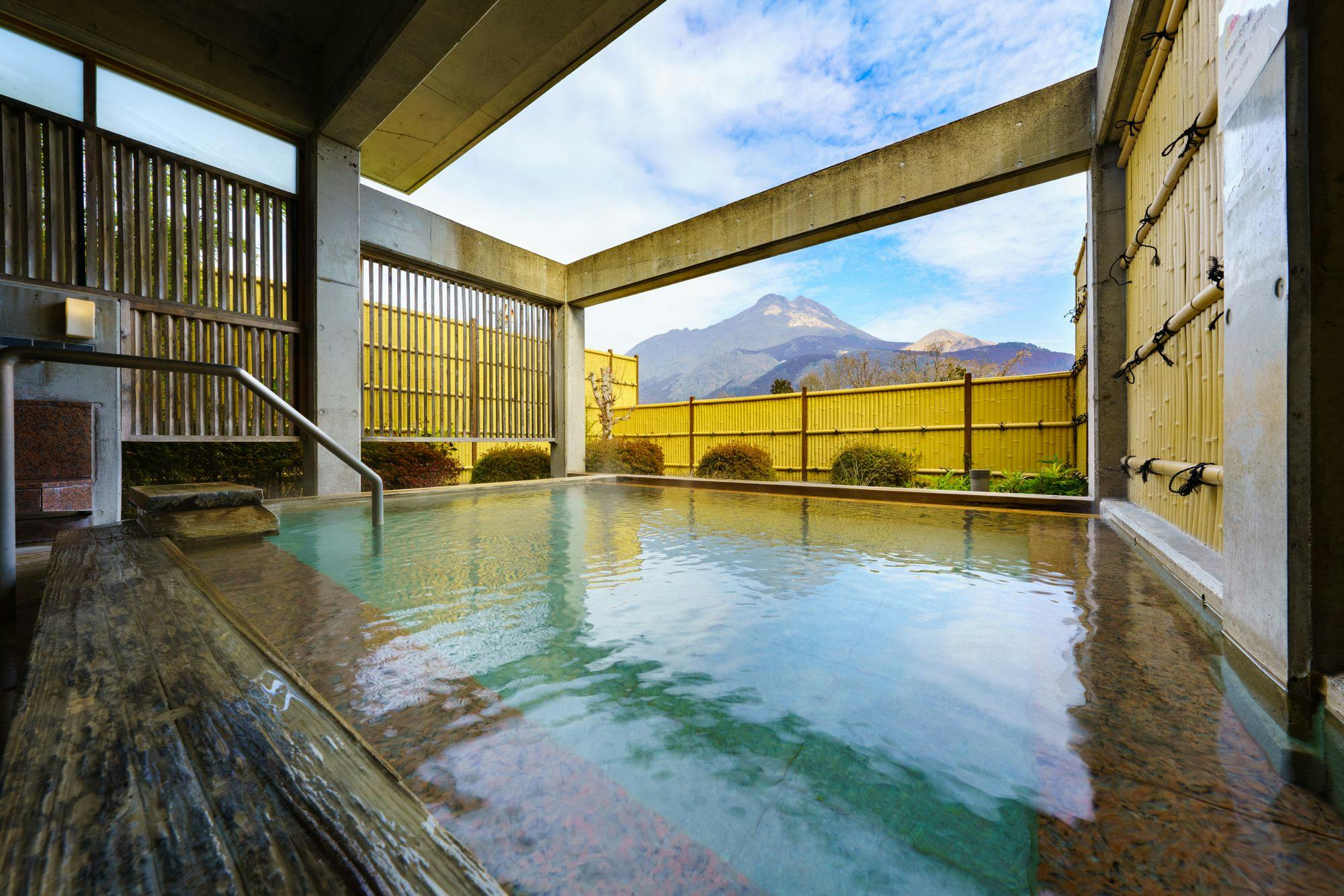 Hilangkan keletihan anda di Mata air panas♪