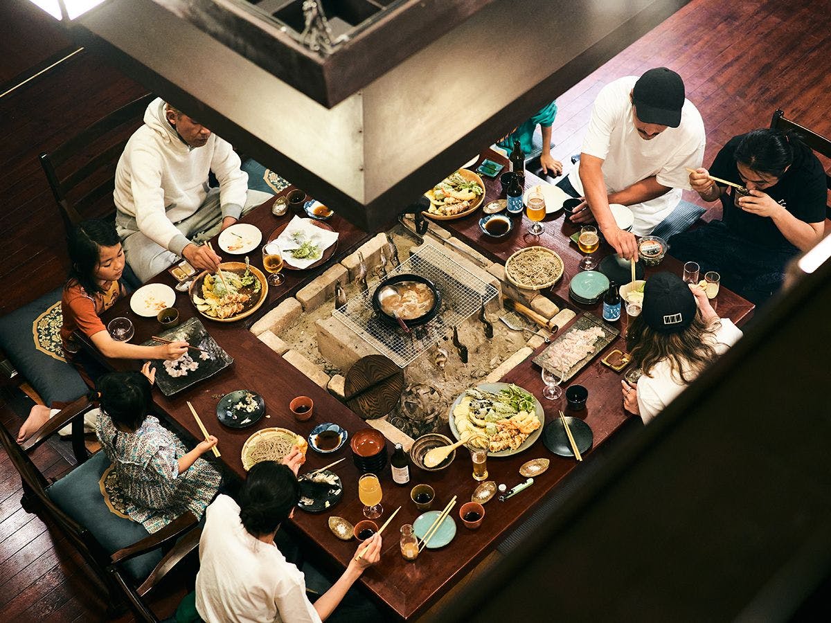 มื้ออาหารรอบเตาอิโรริ