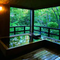 น้ำพุร้อนที่มีกลิ่นหอมของไม้ฮิโนกิ.