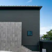 Eksterior_Mobil dapat diparkir hingga 3 unit.