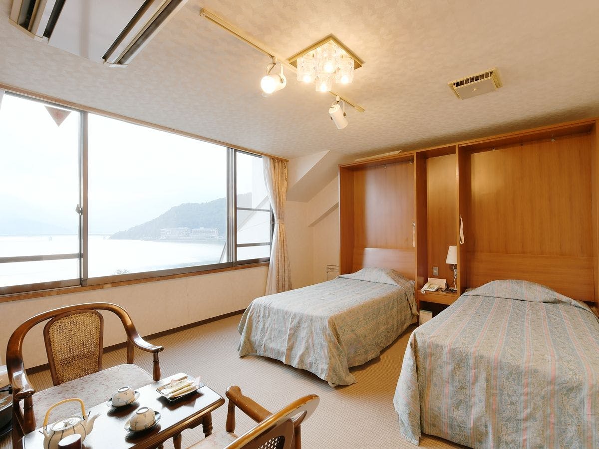 [頂樓客房：西式雙床房]