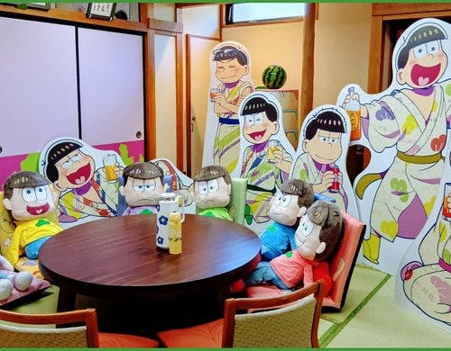おそ松さんの世界観を再現！超没入型の客室