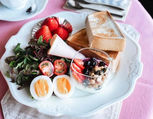 明日香村の野菜や果物をたっぷり使った朝食