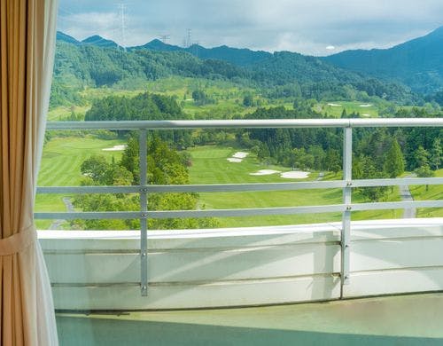 *【洋室】ゴルフ場側のお部屋からの眺め