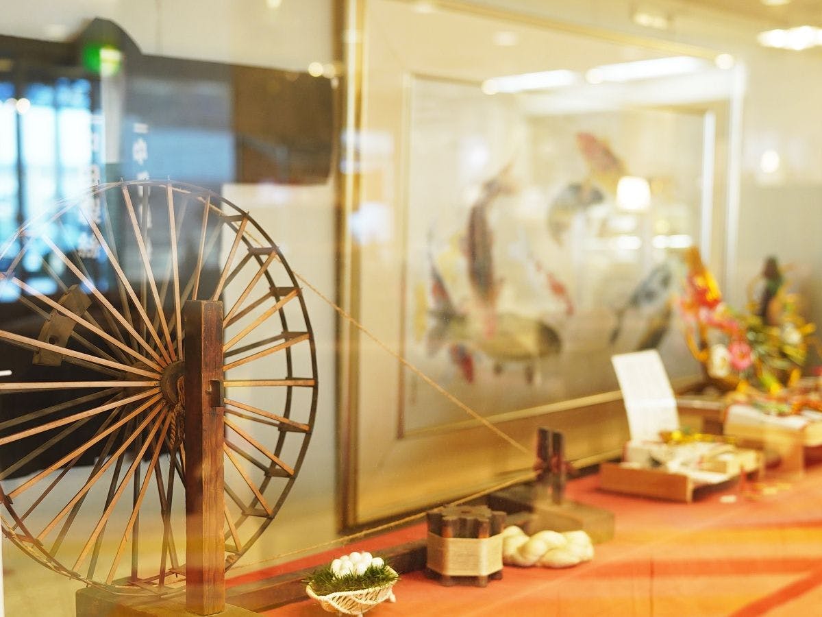 Lobi dihiasi dengan kerajinan tradisional Iida.