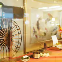 Lobi dihiasi dengan kerajinan tradisional Iida.