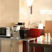 Pembuat kopi dan microwave (gratis)