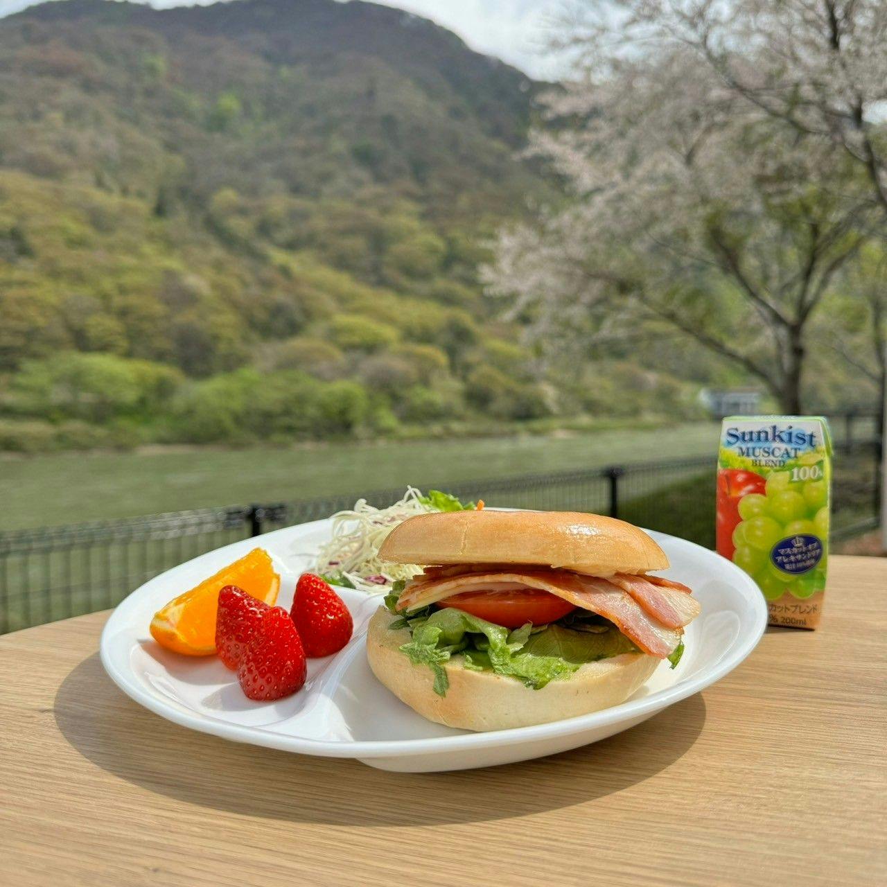 อาหารเช้าแบบตะวันตกพื้นฐาน (รวมอยู่ในทุกแผนที่รวมอาหาร)