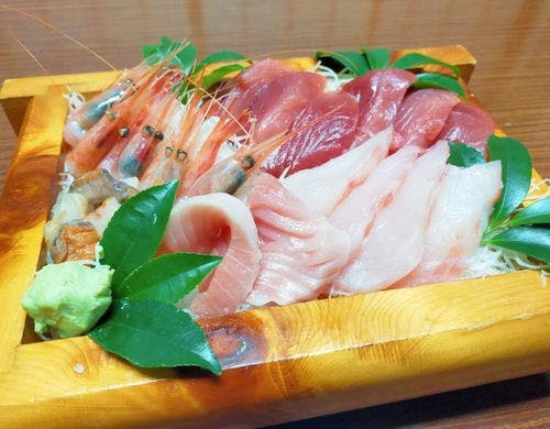 夕食（佐渡海鮮尽くしプラン）の一例です。