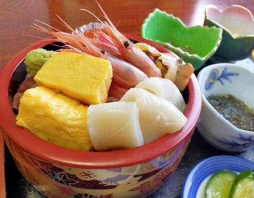 夕食（人気の海鮮丼プラン）の一例です。