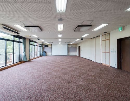 【研修室】最大100名様収容可能。