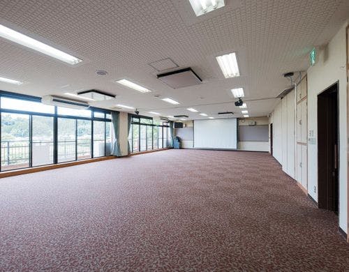 【研修室】最大100名様収容可能。