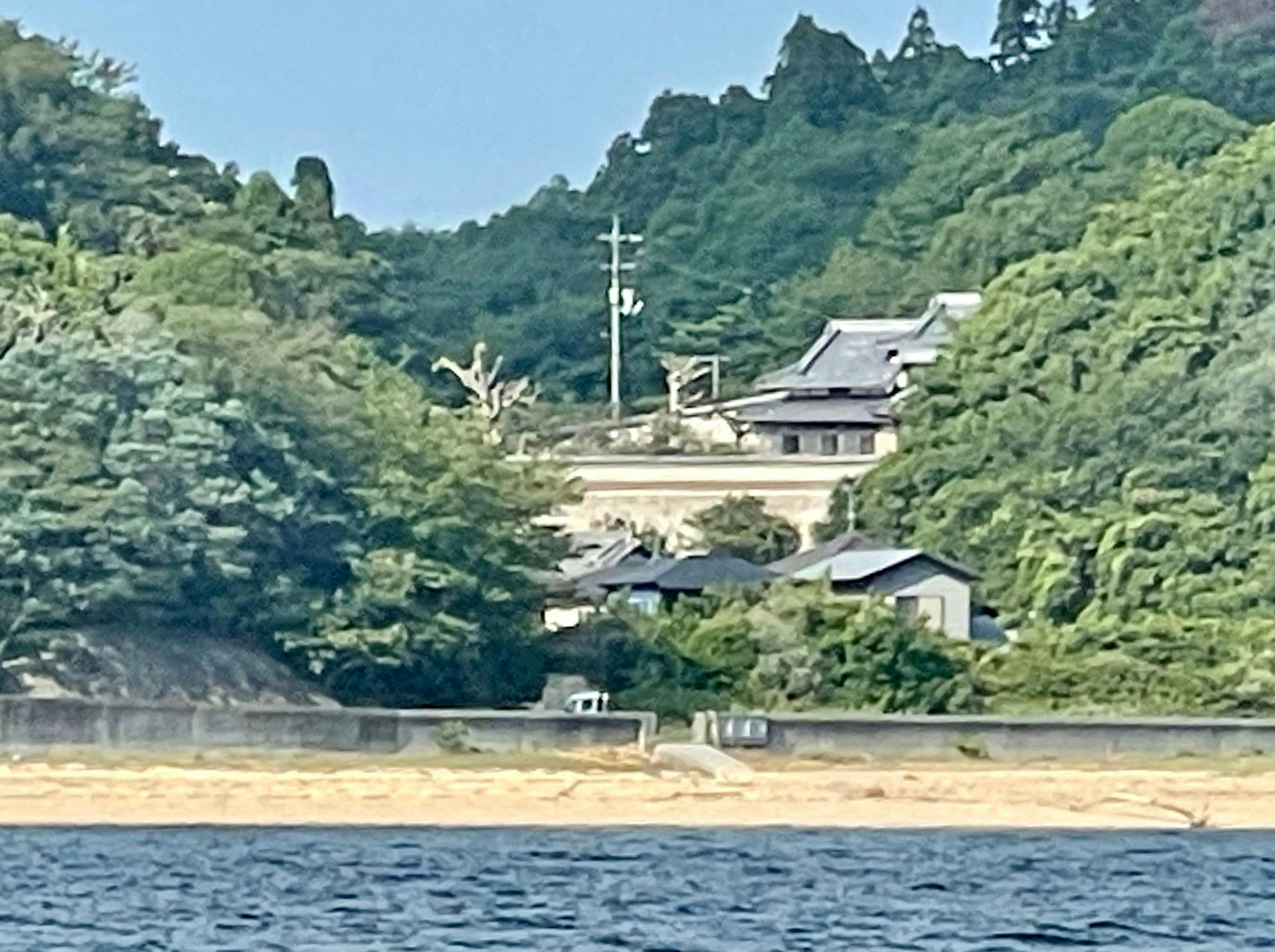 บ้านรอคอยลมที่มองจากทะเล