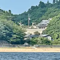 บ้านรอคอยลมที่มองจากทะเล