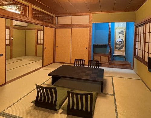 鹿老渡の港を望む2階寝室8帖和室