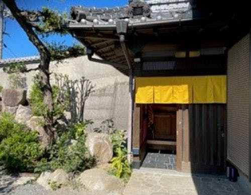 正面玄関黄色いのれん