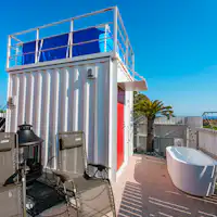 ระเบียงที่มองเห็นทะเลได้อย่างชัดเจน