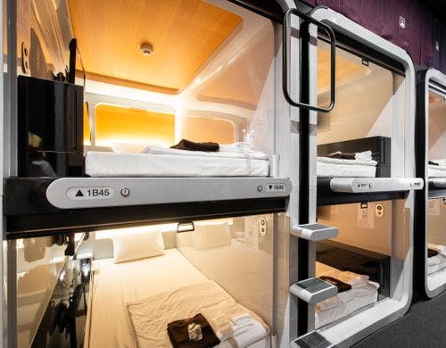 【プレミアムエコノミー】貴重品ボックス