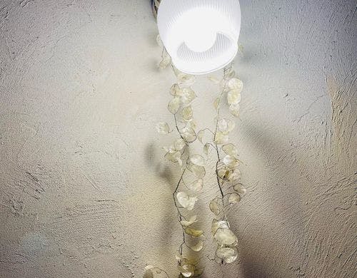 母屋の踊り場のライトとドライフラワー