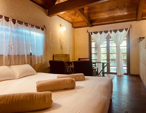 母屋のダブルベッドはキングサイズ