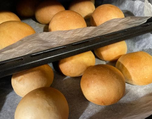 オーブンにて焼成後の丸ころパン