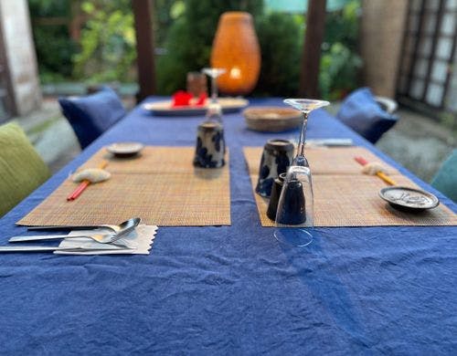 テラスでの夕食前