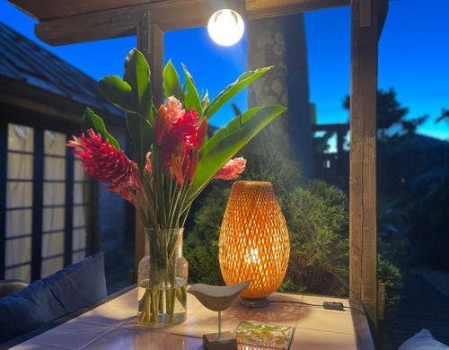 夜のテラスのテーブル