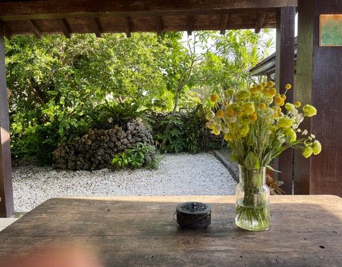 テラスから見たエントランス