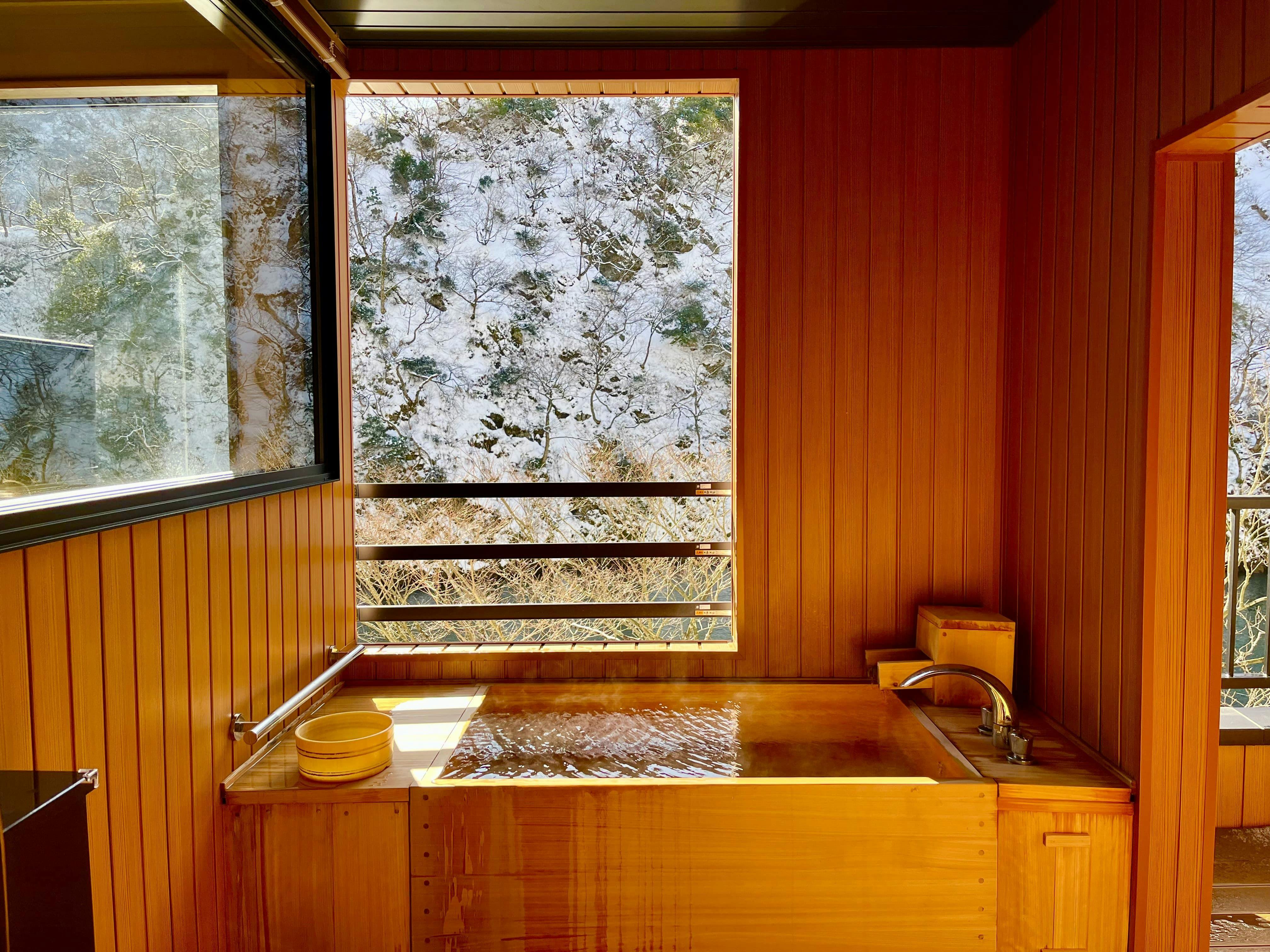 Omaki Onsen: A Secluded Hot Spring Inn Accessible by Boat