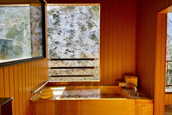 노천탕 딸린 화양실 내부 사진