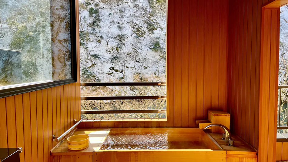 Omaki Onsen: A Secluded Hot Spring Inn Accessible by Boat