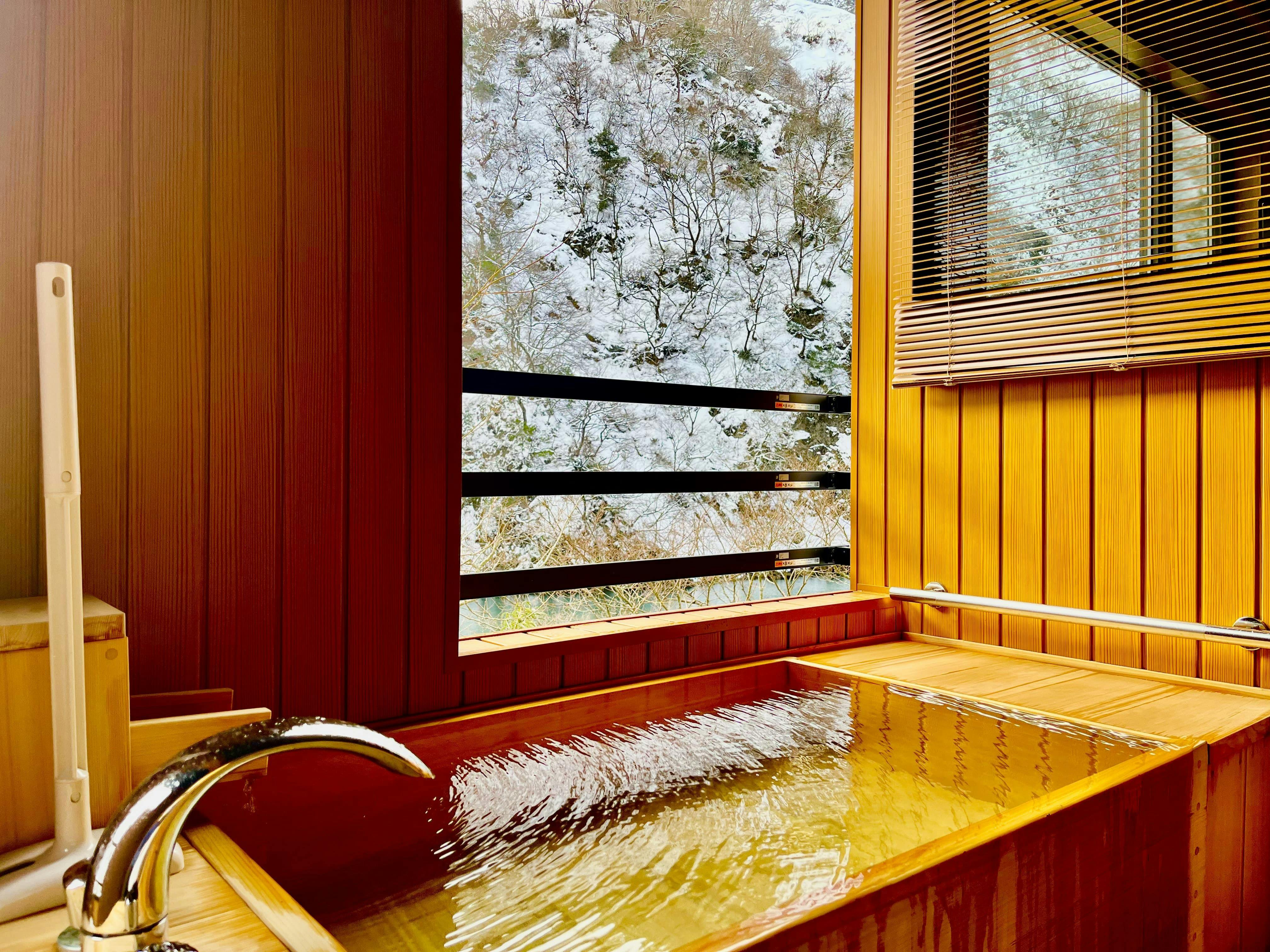 Omaki Onsen: A Secluded Hot Spring Inn Accessible by Boat