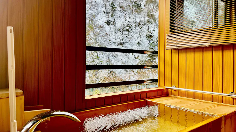 Omaki Onsen: A Secluded Hot Spring Inn Accessible by Boat