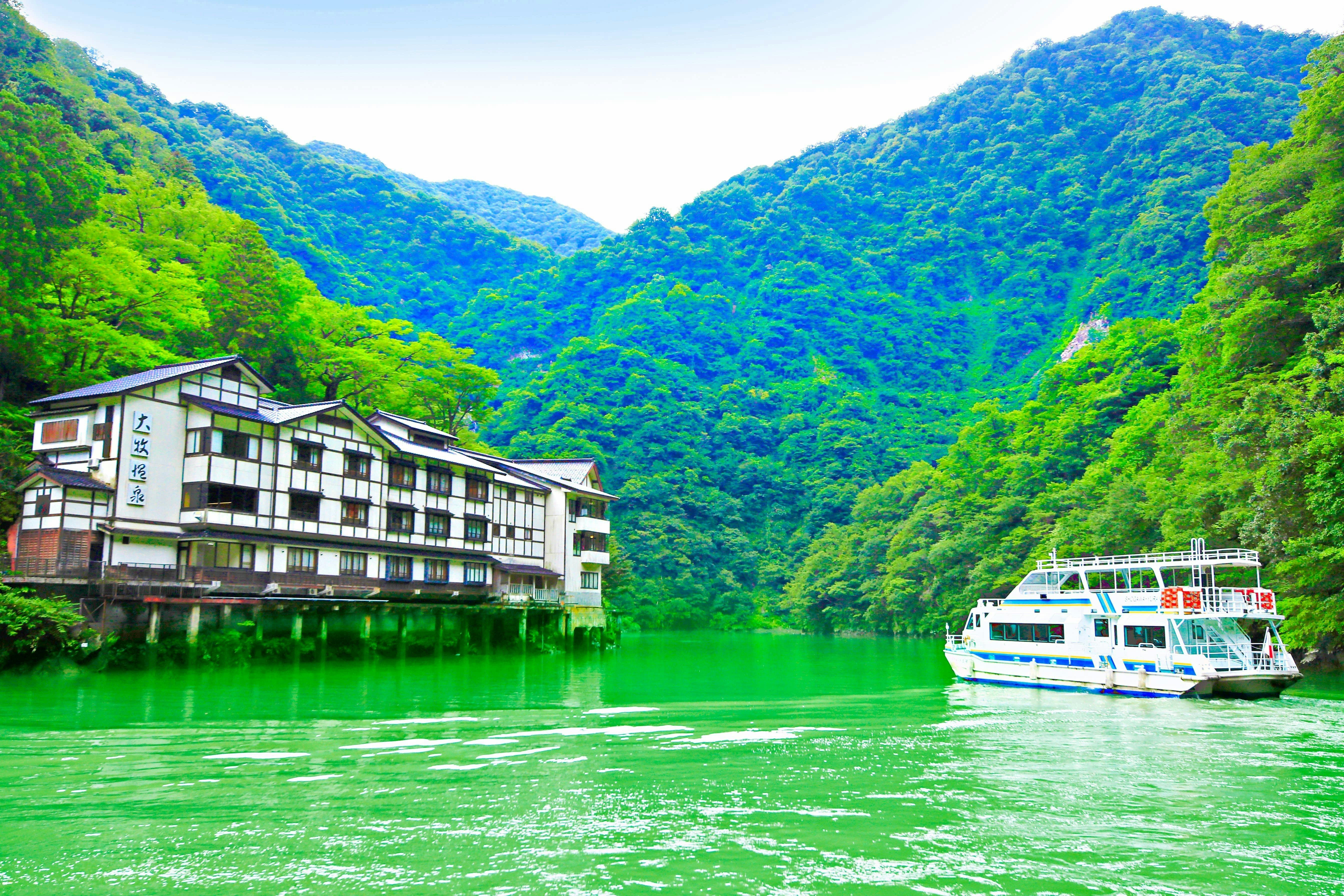 Omaki Onsen: A Secluded Hot Spring Inn Accessible by Boat