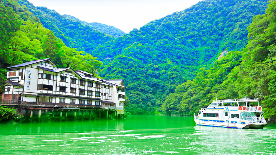 Omaki Onsen: A Secluded Hot Spring Inn Accessible by Boat