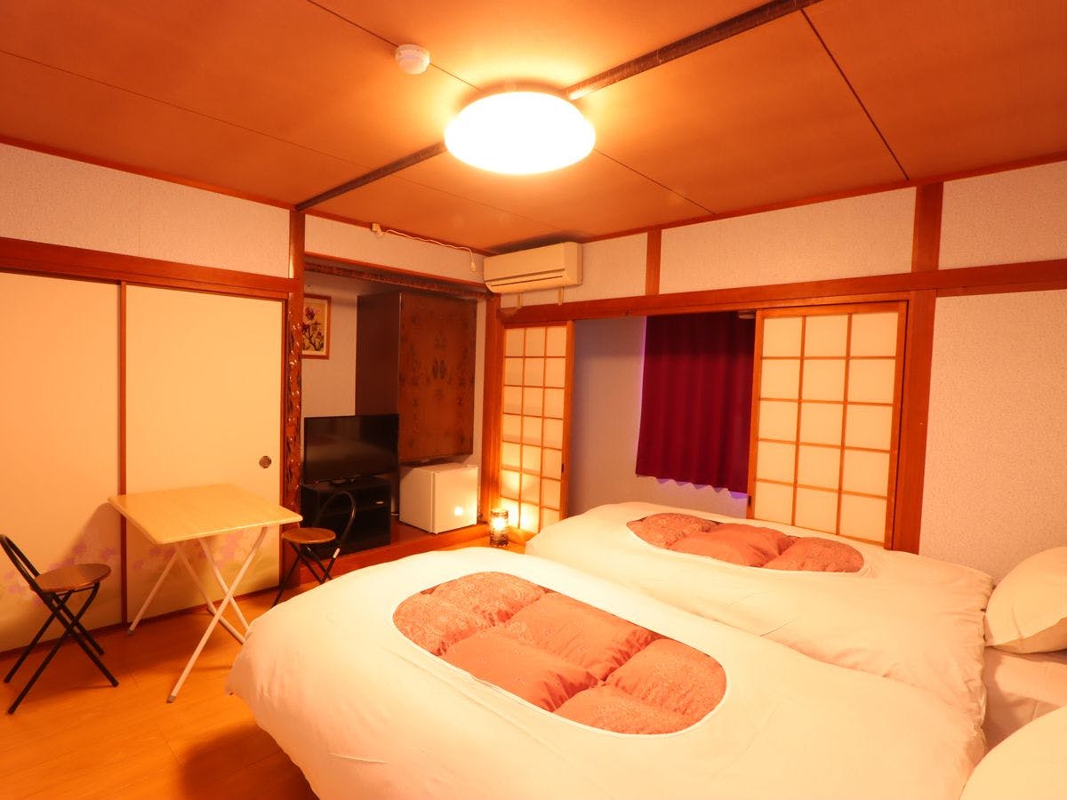 ห้องเตียงคู่ 【พร้อมฝักบัว ห้องน้ำ และอ่างล้างหน้า】