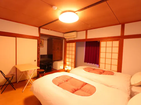 ห้องเตียงคู่ 【พร้อมฝักบัว ห้องน้ำ และอ่างล้างหน้า】