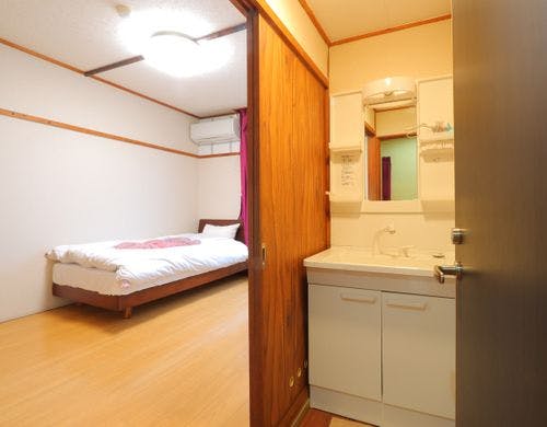 シングル【共用シャワー・トイレ／洗面付】