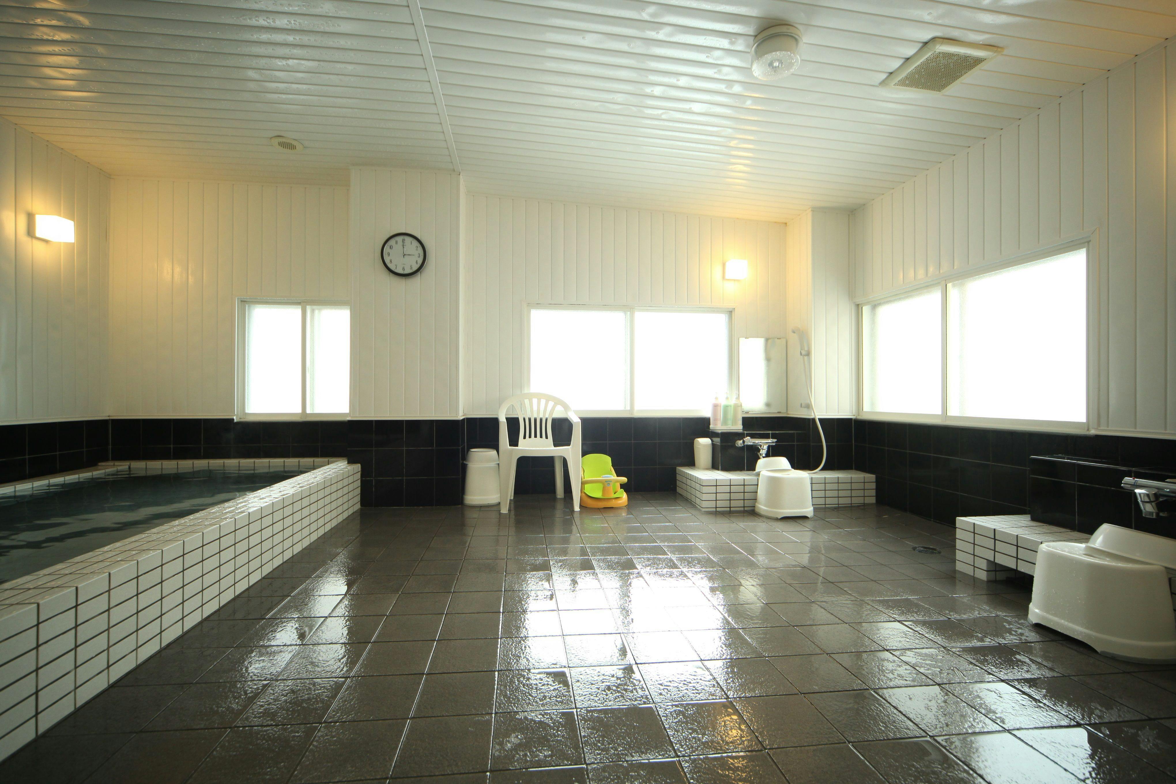 Pemandian umum (bergantian pria dan wanita)