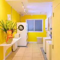 มุมตู้จำหน่ายสินค้าอัตโนมัติและเครื่องซักผ้า