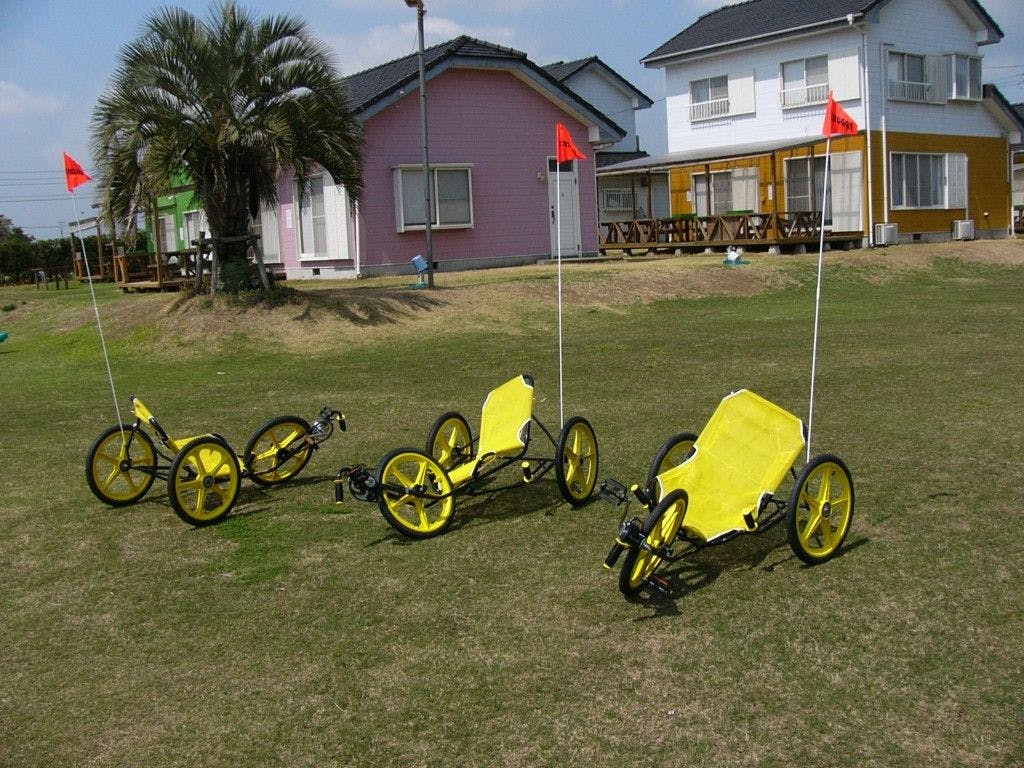 จักรยาน รถเข็น และลูกบอลให้บริการฟรี