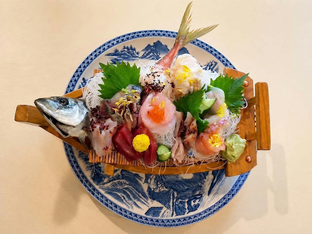 Hidangan sashimi atas dulang berbentuk perahu. Hidangan sashimi atas dulang berbentuk perahu. Foto ini adalah gambaran untuk 2 orang.