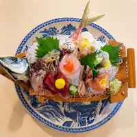 Hidangan sashimi atas dulang berbentuk perahu. Hidangan sashimi atas dulang berbentuk perahu. Foto ini adalah gambaran untuk 2 orang.