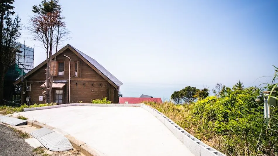 Awaji Seaside Log House in Goshiki