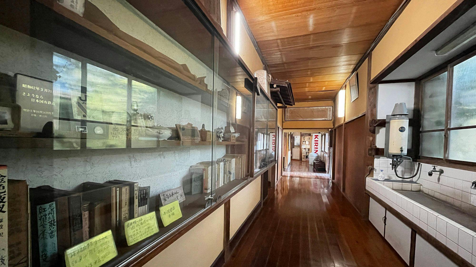 ทางเดินในอาคาร_มีการจัดแสดงประวัติศาสตร์ของที่พัก